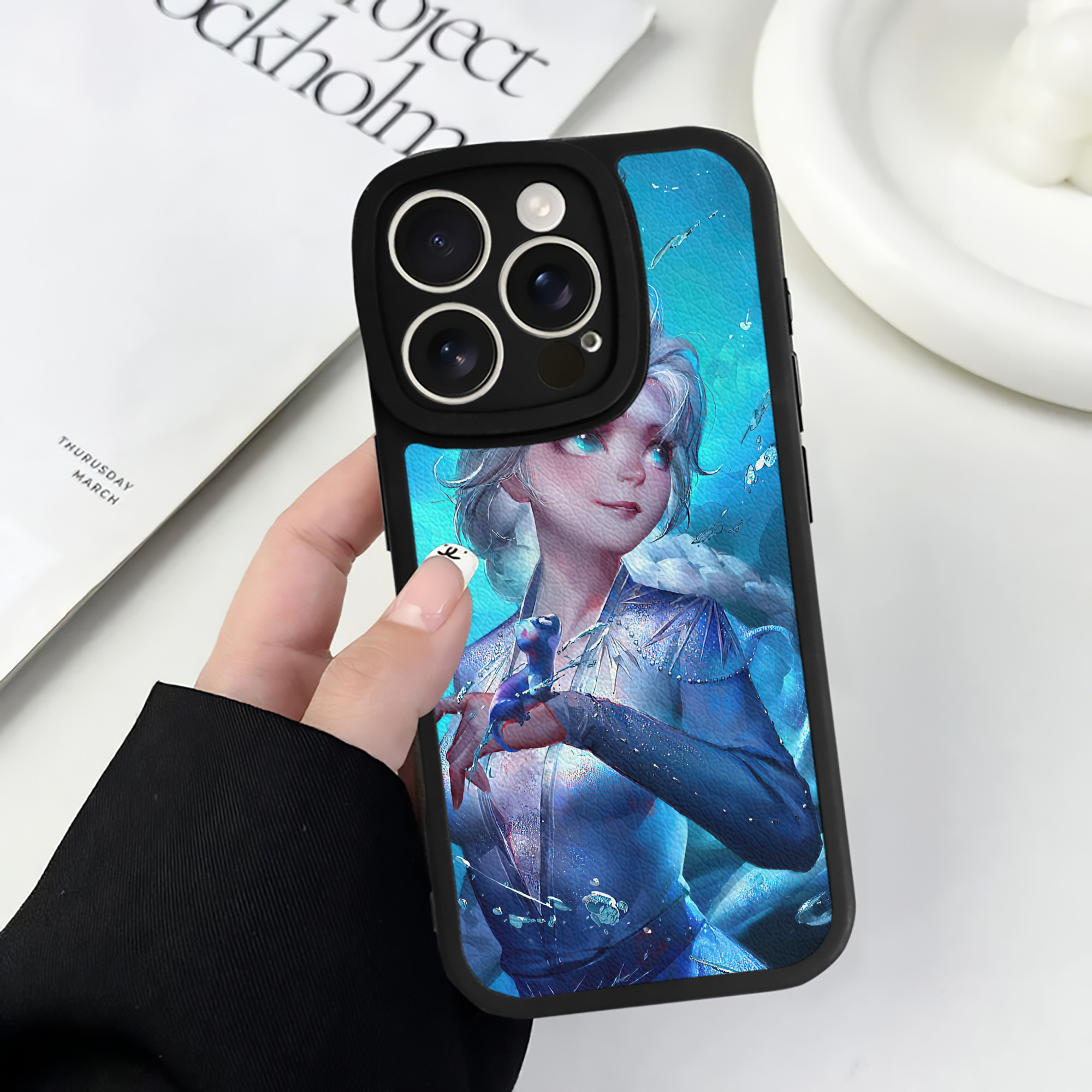 （画像用） アナと雪の女王 アンナ エルサ Frozen Anna Elsa 【iPhone 16シリーズ対応】シリコンスマホケース（レザー調） 材質：シリコン